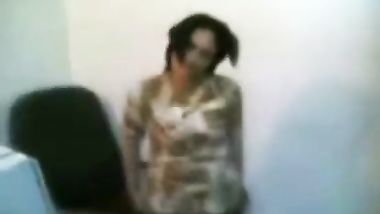 فلاحه مكنه مستاعده للنيك على طول مافيش وقت تقلع ونامت على طول