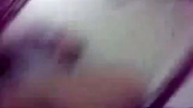 بنت هرت كسها دعك وماستكفتش جابت الفرشه وهاتى دعك علشان تتكيف