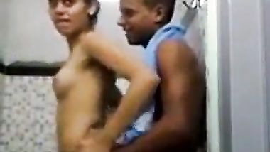 ينيك اختة بالحمام واهلة مش بالبيت