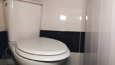 دخلو الحمام ينكها خلعت عن زبة الواقي علشان عايزاهم جوة