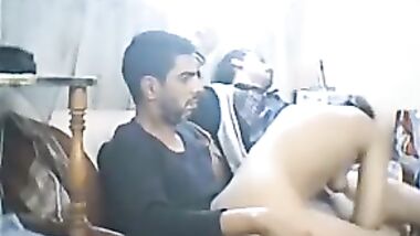 واحد فى بوقها و التانى فى كسها البت مش قادرة