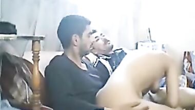 واحد فى بوقها و التانى فى كسها البت مش قادرة