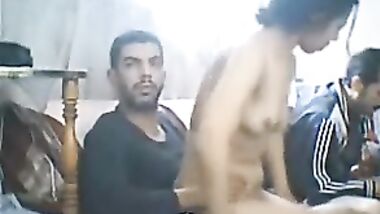 واحد فى بوقها و التانى فى كسها البت مش قادرة