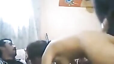 واحد فى بوقها و التانى فى كسها البت مش قادرة