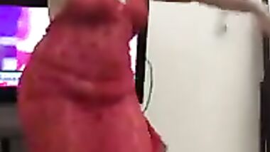 رقص  لمزة ملبن بشعر اصفر دمار