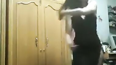 رقصني حبيبي احلى رقص بلدى شرقى فى قوضه النوم بقميص نوم اسود طويل