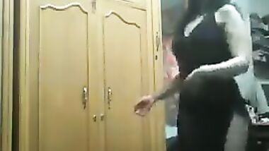 رقصني حبيبي احلى رقص بلدى شرقى فى قوضه النوم بقميص نوم اسود طويل