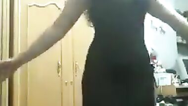 رقصني حبيبي احلى رقص بلدى شرقى فى قوضه النوم بقميص نوم اسود طويل