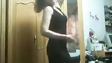 رقصني حبيبي احلى رقص بلدى شرقى فى قوضه النوم بقميص نوم اسود طويل