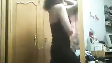 رقصني حبيبي احلى رقص بلدى شرقى فى قوضه النوم بقميص نوم اسود طويل