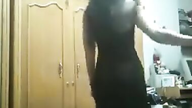 رقصني حبيبي احلى رقص بلدى شرقى فى قوضه النوم بقميص نوم اسود طويل